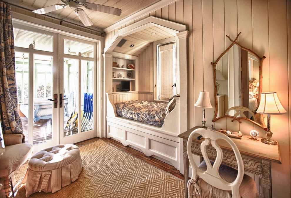 Idee per una grande camera da letto stile marino con pareti beige, pavimento in legno massello medio e pavimento marrone