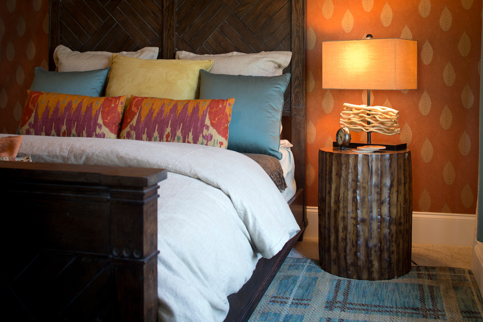Modelo de habitación de invitados tropical de tamaño medio sin chimenea con parades naranjas y moqueta