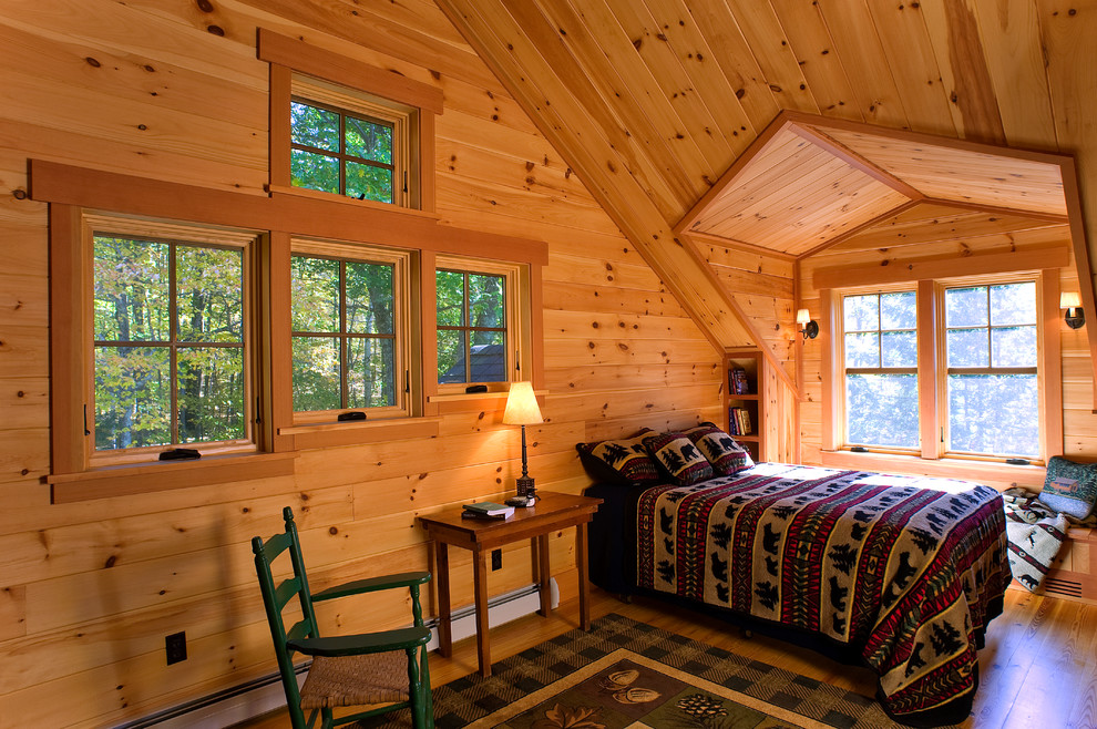 Пример оригинального дизайна: гостевая спальня среднего размера, (комната для гостей) в стиле рустика с паркетным полом среднего тона и коричневыми стенами без камина