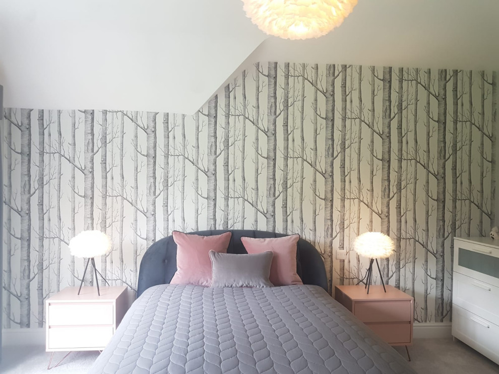 ハートフォードシャーにある広い北欧スタイルのおしゃれな客用寝室 (グレーの壁、カーペット敷き、グレーの床)