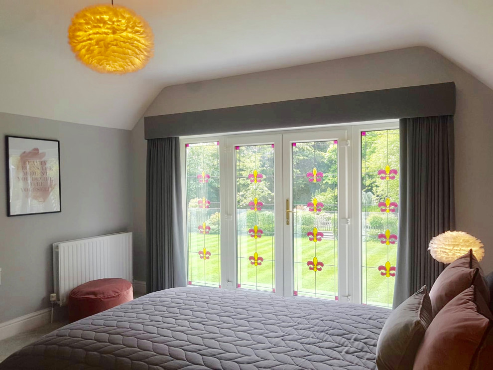 Стильный дизайн: большая гостевая спальня (комната для гостей) в скандинавском стиле с серыми стенами, ковровым покрытием и серым полом - последний тренд