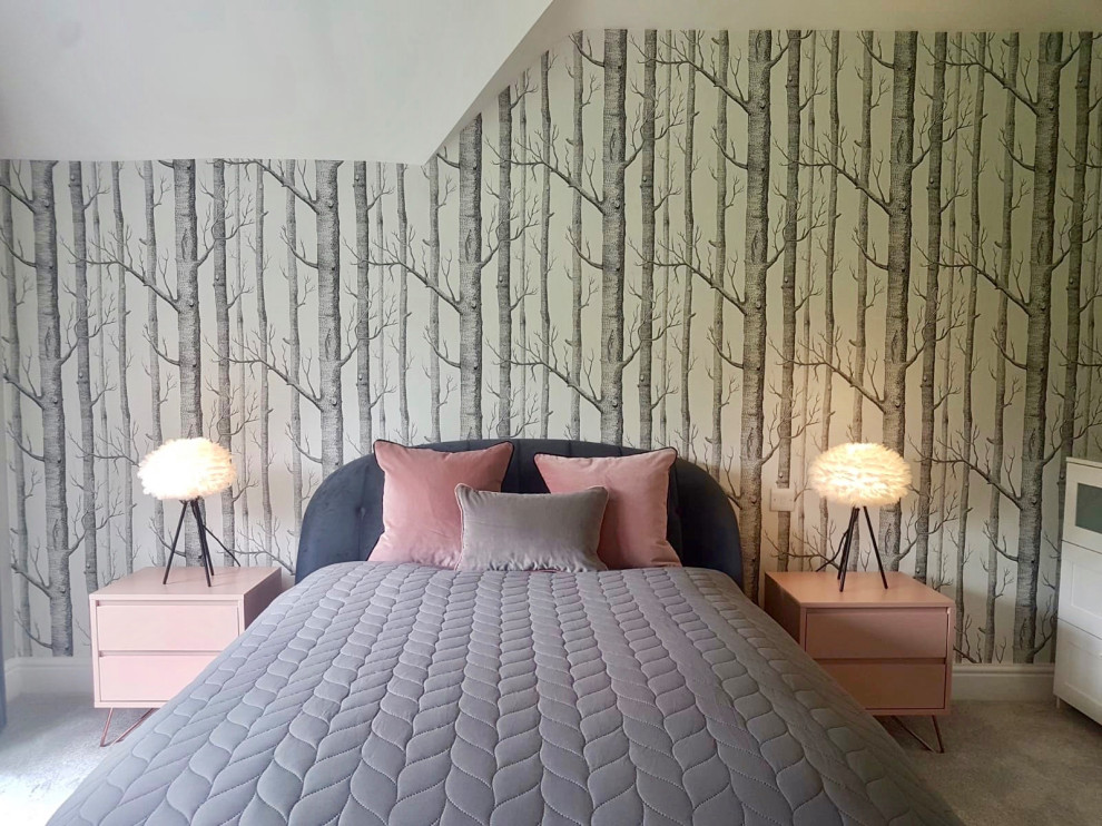 Großes Nordisches Gästezimmer mit grauer Wandfarbe, Teppichboden und grauem Boden in Hertfordshire