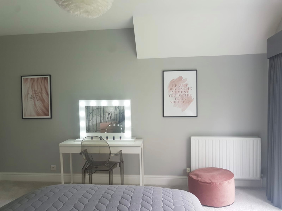 Inspiration för stora minimalistiska gästrum, med grå väggar, heltäckningsmatta och grått golv