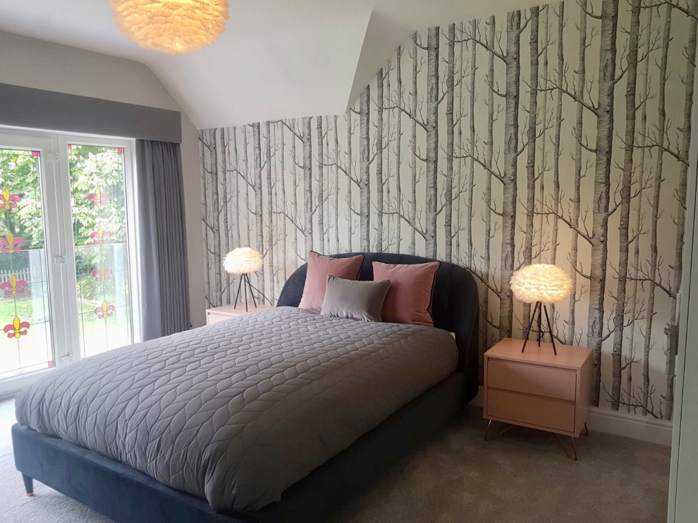 Diseño de habitación de invitados escandinava grande con paredes grises, moqueta y suelo gris