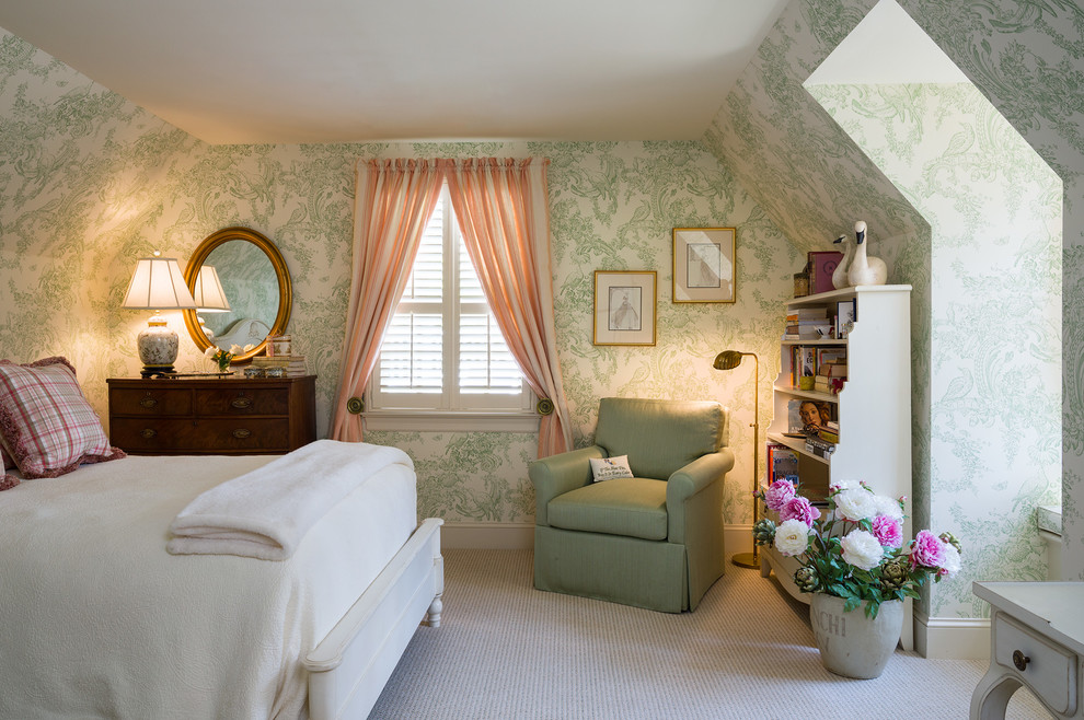 Klassisches Schlafzimmer ohne Kamin mit grüner Wandfarbe und Teppichboden in Philadelphia