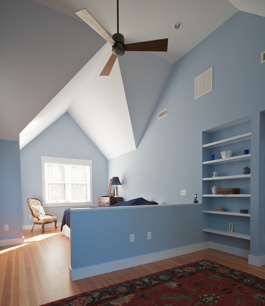 Ispirazione per una camera da letto stile loft chic di medie dimensioni con pareti blu e parquet chiaro