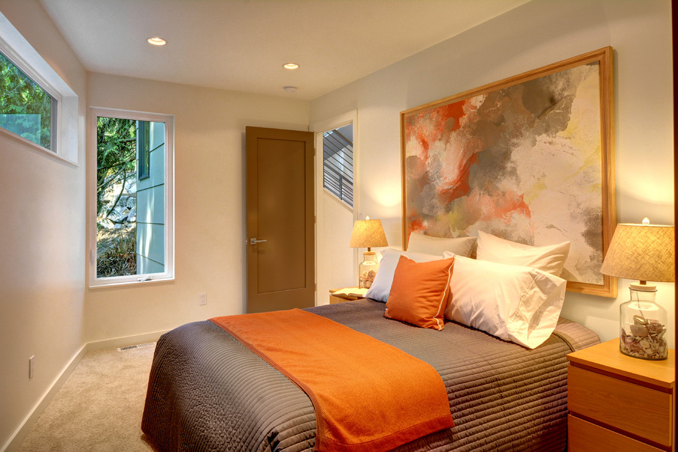 Foto di una camera degli ospiti minimalista di medie dimensioni con pareti bianche, moquette e nessun camino