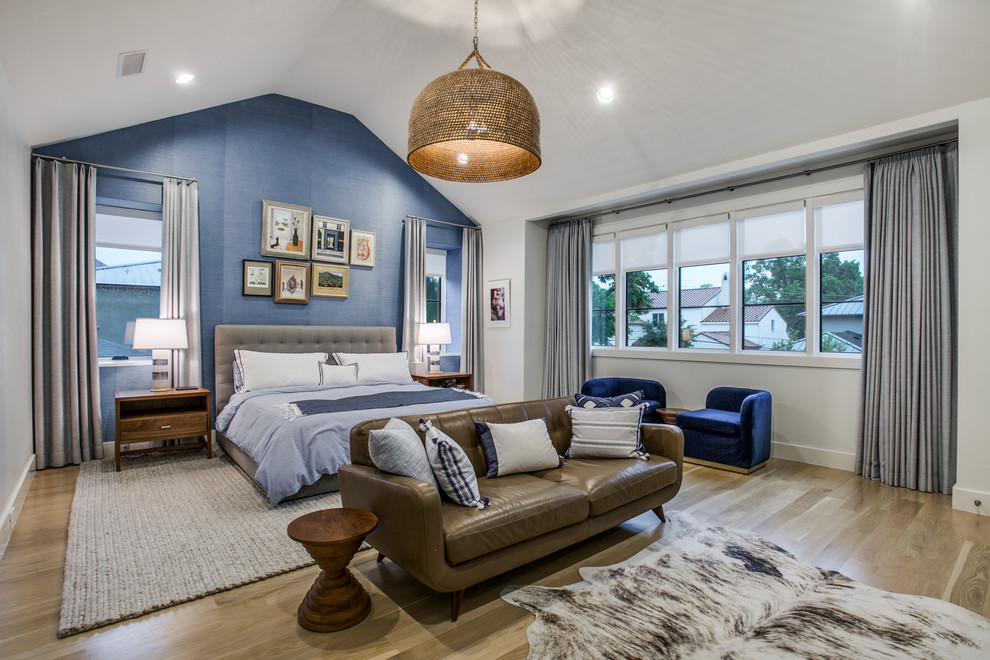 Idéer för ett klassiskt sovrum, med blå väggar, mellanmörkt trägolv och brunt golv