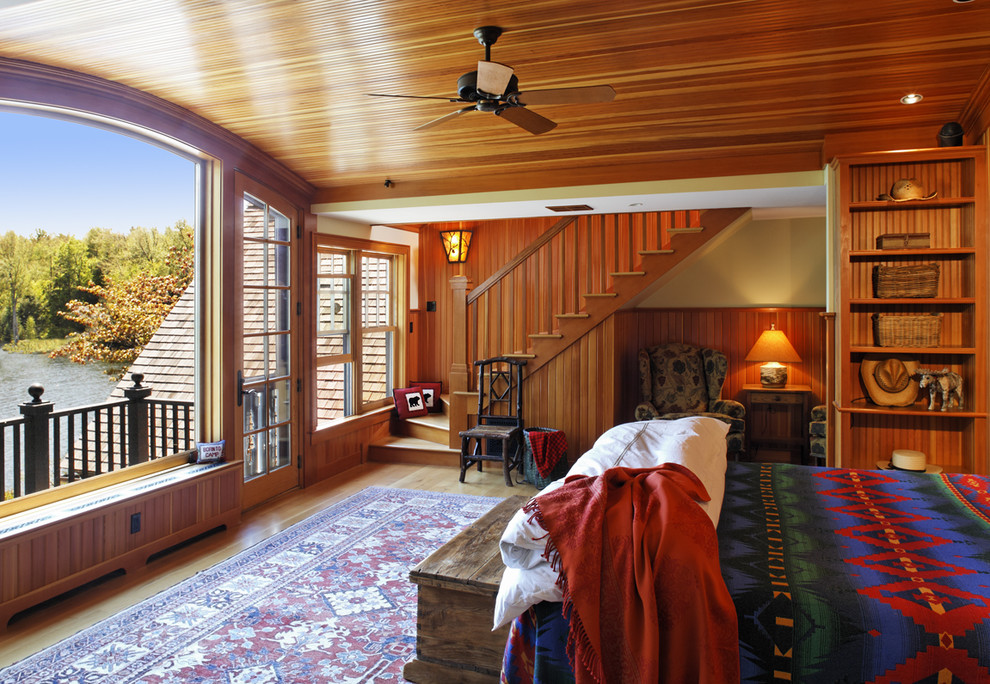Esempio di una camera da letto stile rurale con pareti beige e pavimento in legno massello medio