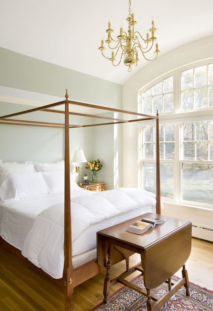 Imagen de dormitorio tradicional con suelo de madera en tonos medios
