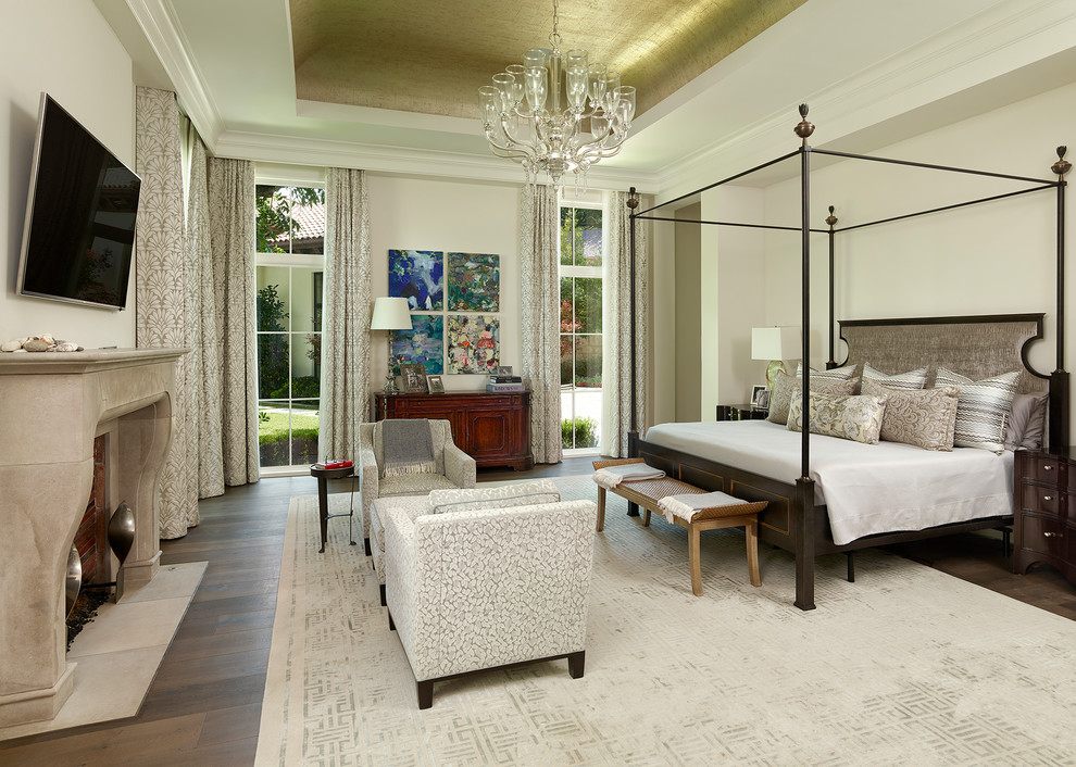 Mediterranes Hauptschlafzimmer mit weißer Wandfarbe, dunklem Holzboden und Kamin in Dallas