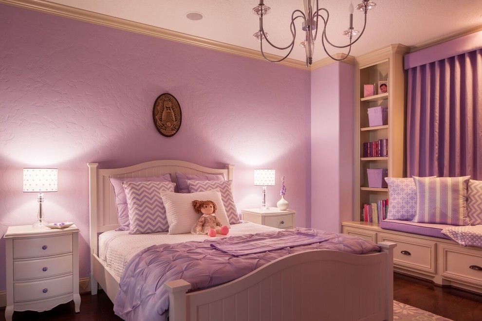 Exemple d'une grande chambre chic avec un mur violet et parquet foncé.