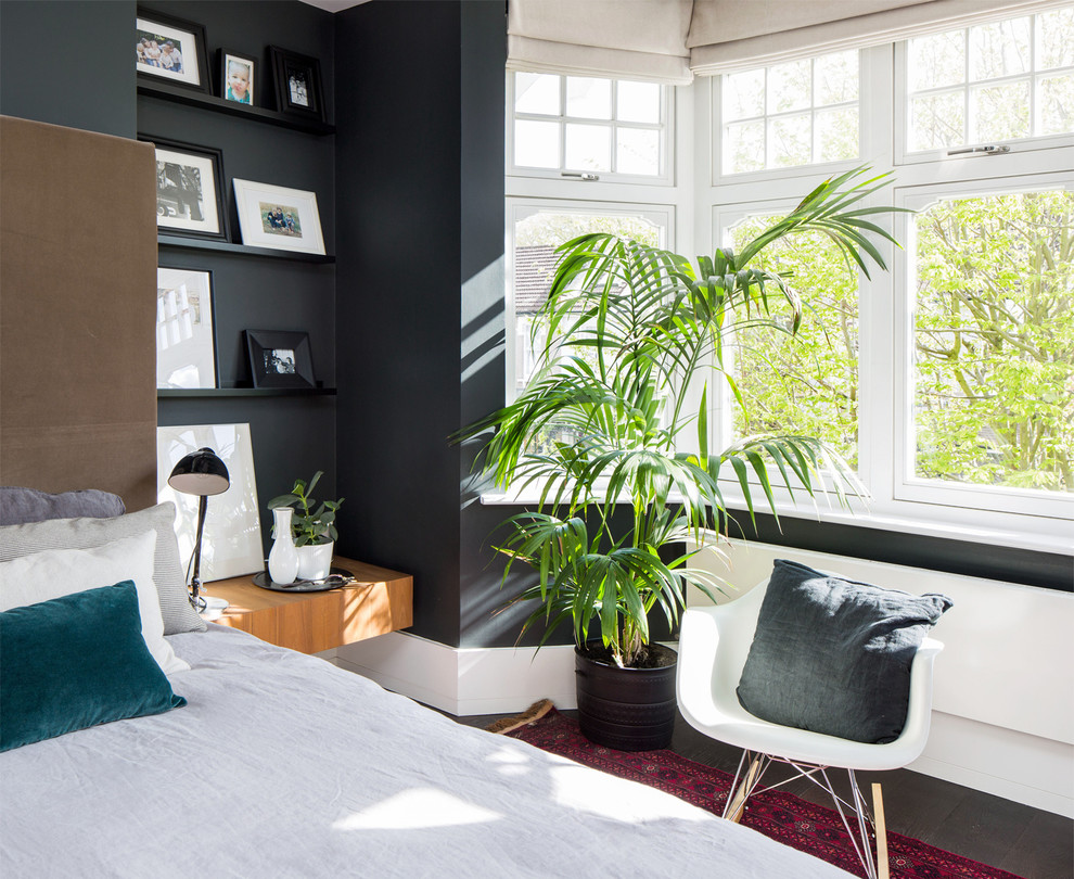 Diseño de dormitorio contemporáneo de tamaño medio con paredes negras y suelo marrón