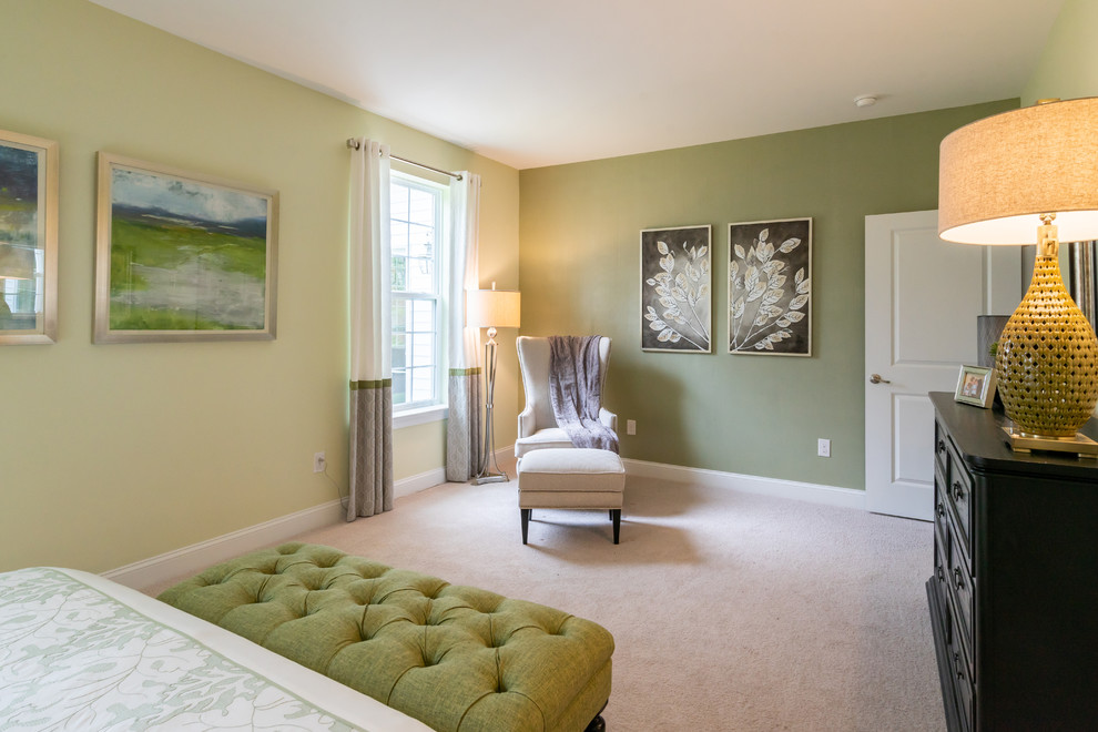 На фото: большая хозяйская спальня в стиле неоклассика (современная классика) с зелеными стенами, ковровым покрытием и бежевым полом с