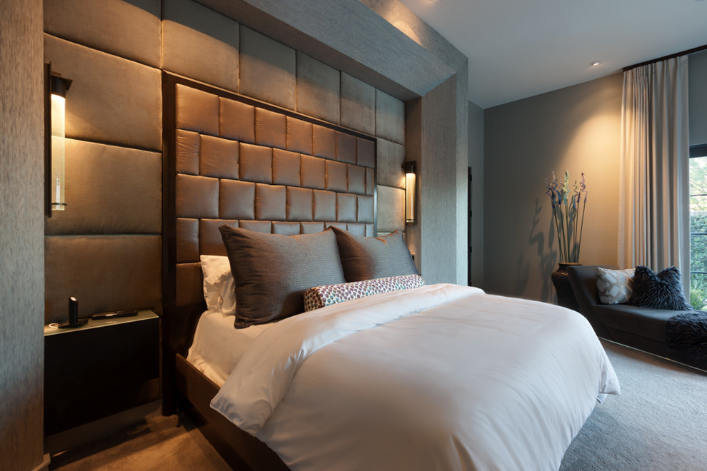 Свежая идея для дизайна: хозяйская спальня среднего размера в стиле модернизм с серыми стенами, ковровым покрытием и горизонтальным камином - отличное фото интерьера