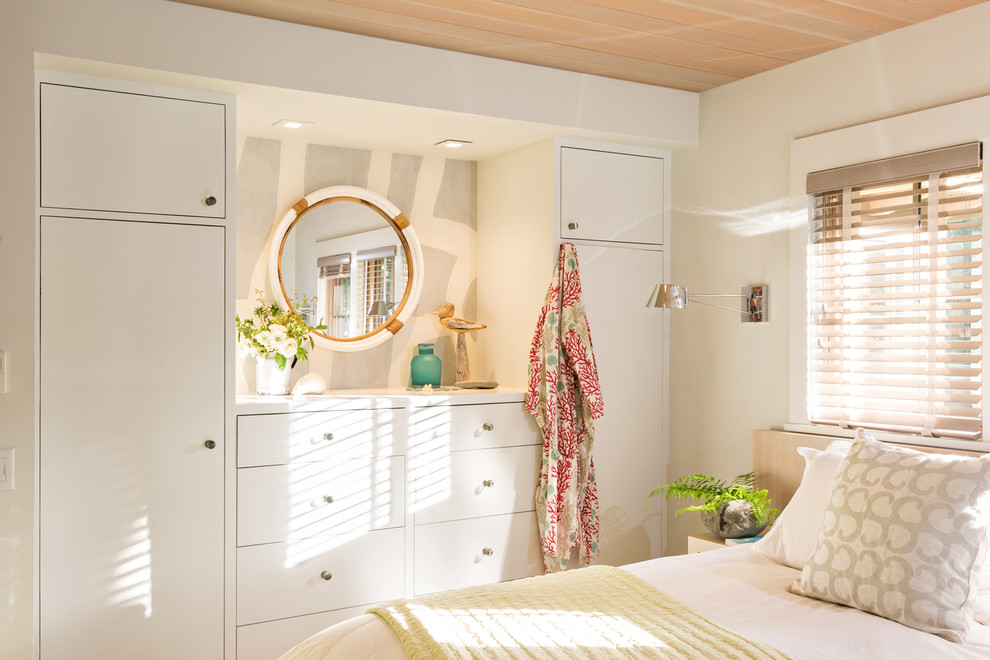 Bedroom - transitional bedroom idea in Boston