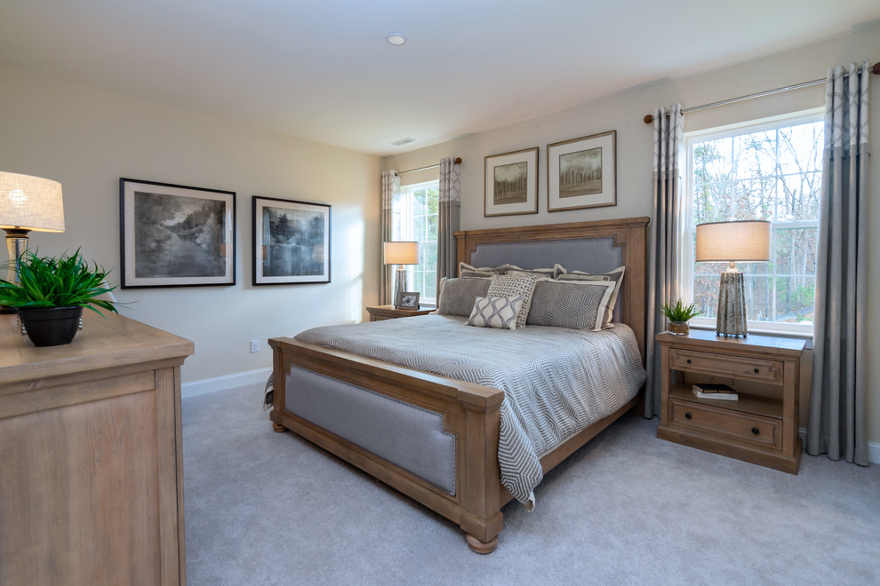 Стильный дизайн: хозяйская спальня среднего размера в стиле кантри с бежевыми стенами, ковровым покрытием и серым полом - последний тренд