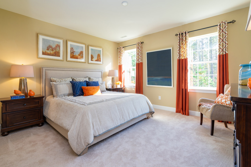 Ejemplo de dormitorio principal clásico de tamaño medio con moqueta, suelo beige y paredes amarillas