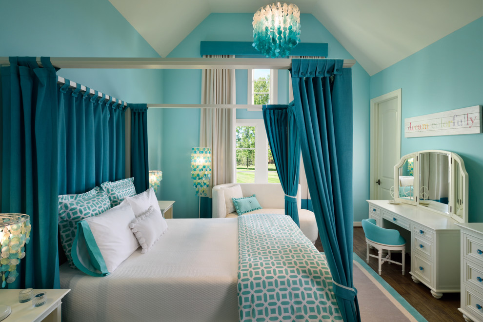 Пример оригинального дизайна: спальня в стиле неоклассика (современная классика) с синими стенами, темным паркетным полом и синими шторами