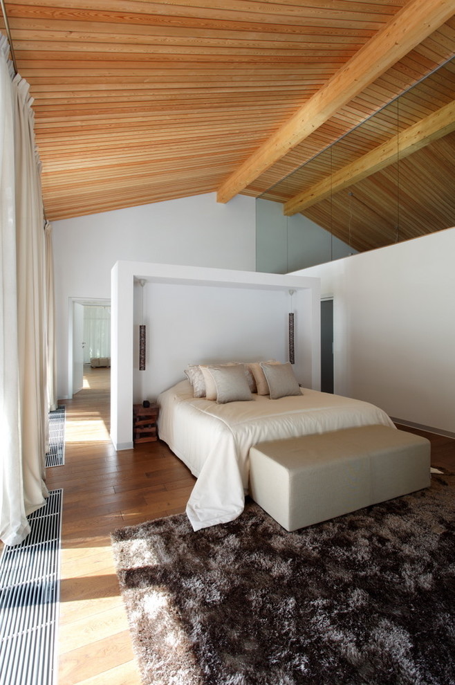 This is an example of a contemporary bedroom in Moscow with white walls.