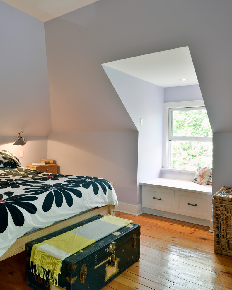 Modelo de dormitorio principal con paredes púrpuras y suelo de madera clara