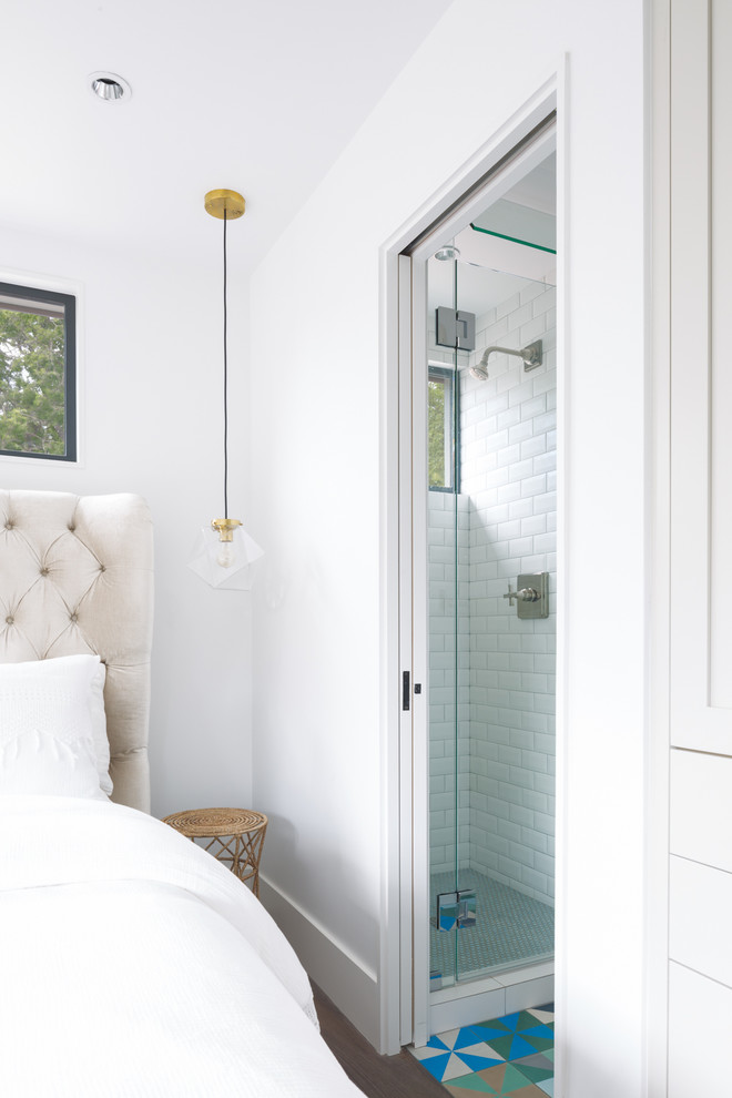 Idee per una camera da letto moderna di medie dimensioni con pareti bianche, pavimento in legno massello medio e pavimento marrone