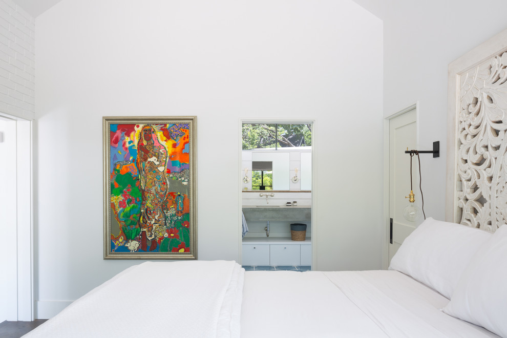 Foto de dormitorio principal minimalista de tamaño medio con paredes blancas, suelo de madera en tonos medios y suelo marrón