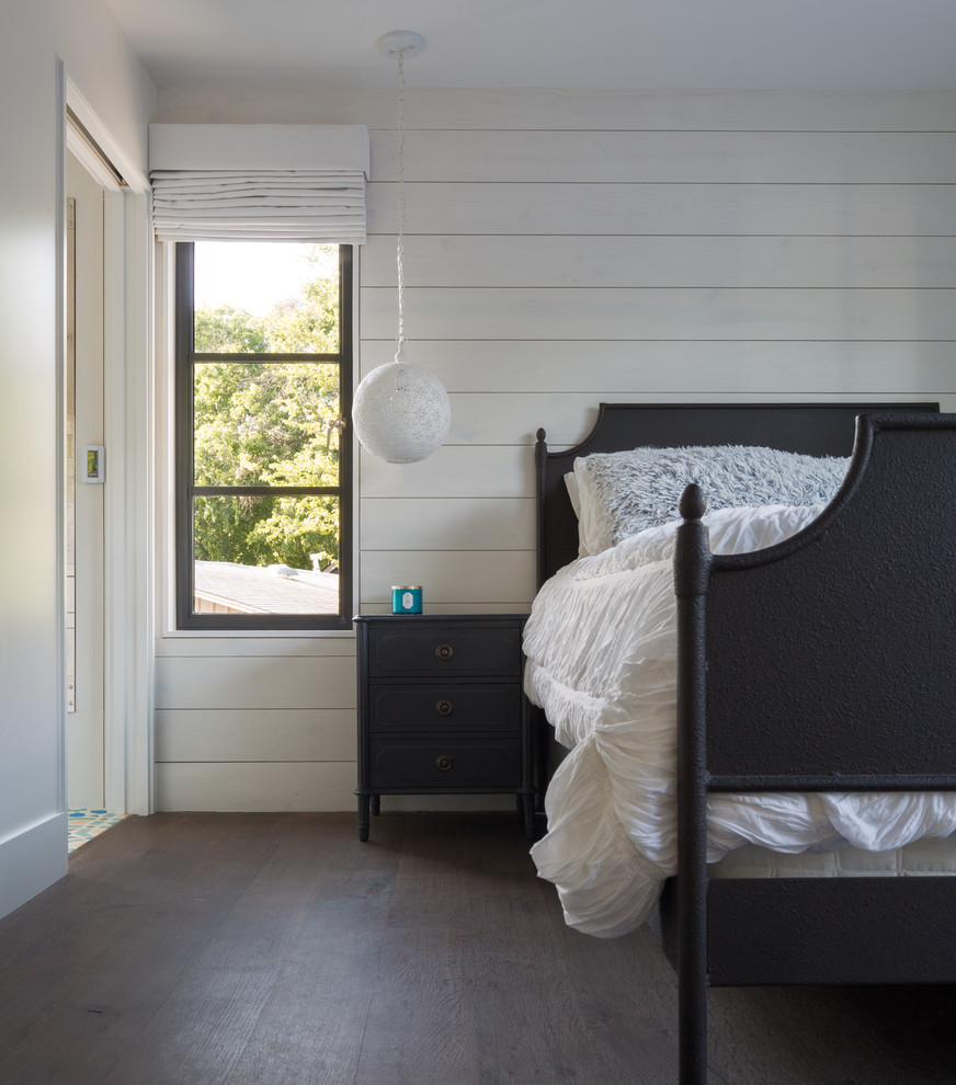 Imagen de dormitorio minimalista de tamaño medio con paredes blancas, suelo de madera en tonos medios y suelo marrón