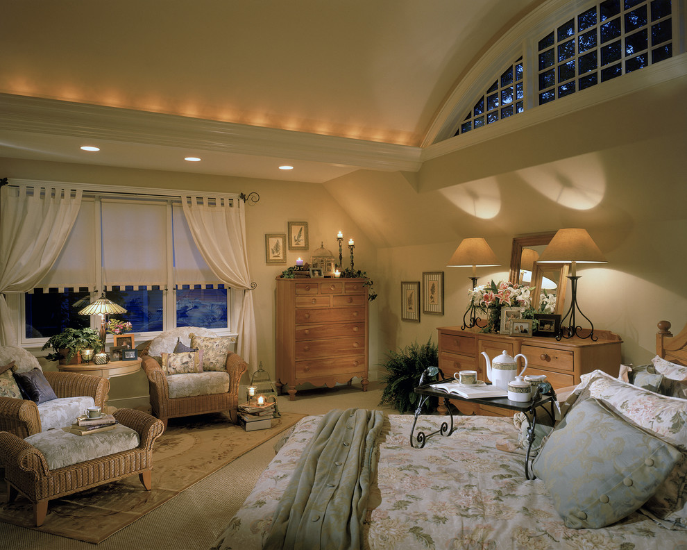 Foto di una camera da letto chic con pareti beige e moquette
