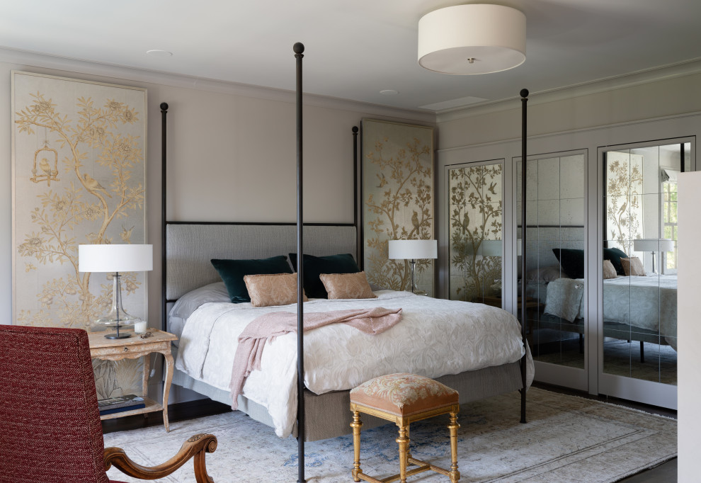 オースティンにある広い地中海スタイルのおしゃれな主寝室 (ベージュの壁、濃色無垢フローリング、グレーの床) のインテリア