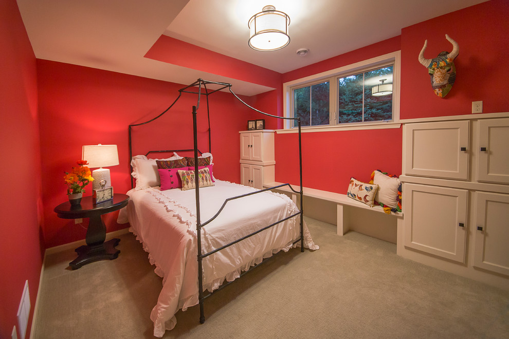 Стильный дизайн: гостевая спальня среднего размера, (комната для гостей) в стиле неоклассика (современная классика) с красными стенами и ковровым покрытием без камина - последний тренд