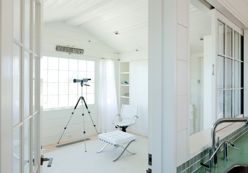 Foto di una piccola camera degli ospiti costiera con pareti bianche e parquet chiaro