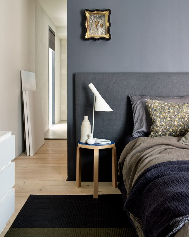 Источник вдохновения для домашнего уюта: хозяйская спальня среднего размера в стиле модернизм с синими стенами и светлым паркетным полом без камина
