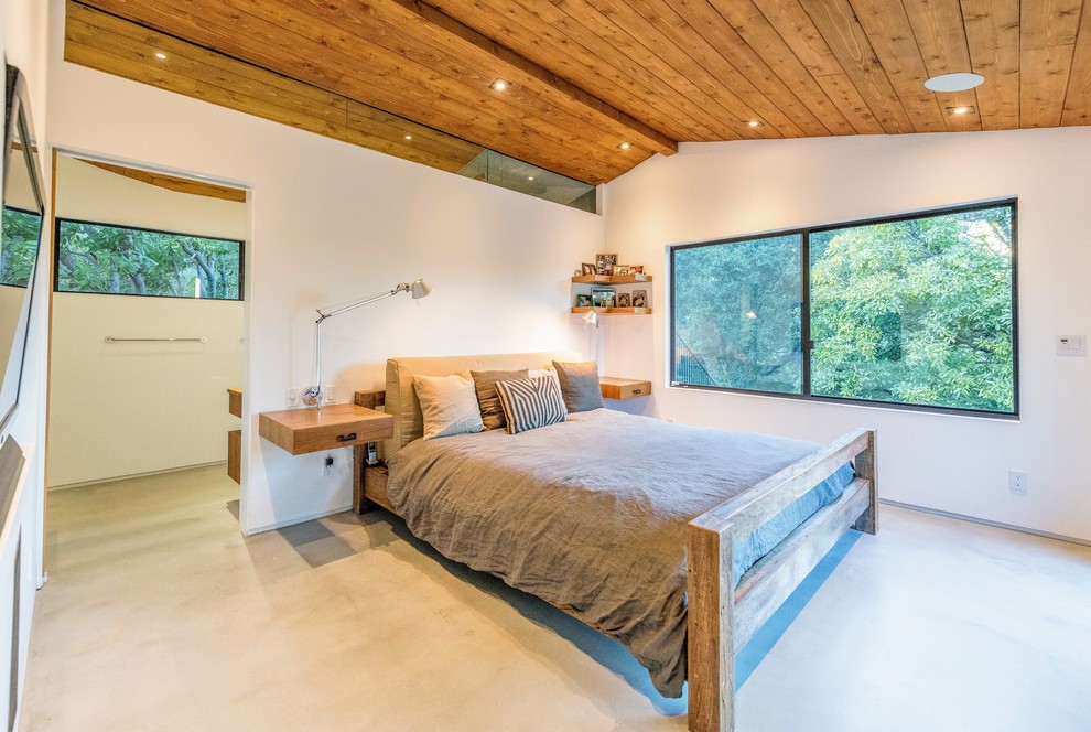 ロサンゼルスにある広いコンテンポラリースタイルのおしゃれな主寝室 (白い壁、コンクリートの床、グレーの床、暖炉なし) のインテリア
