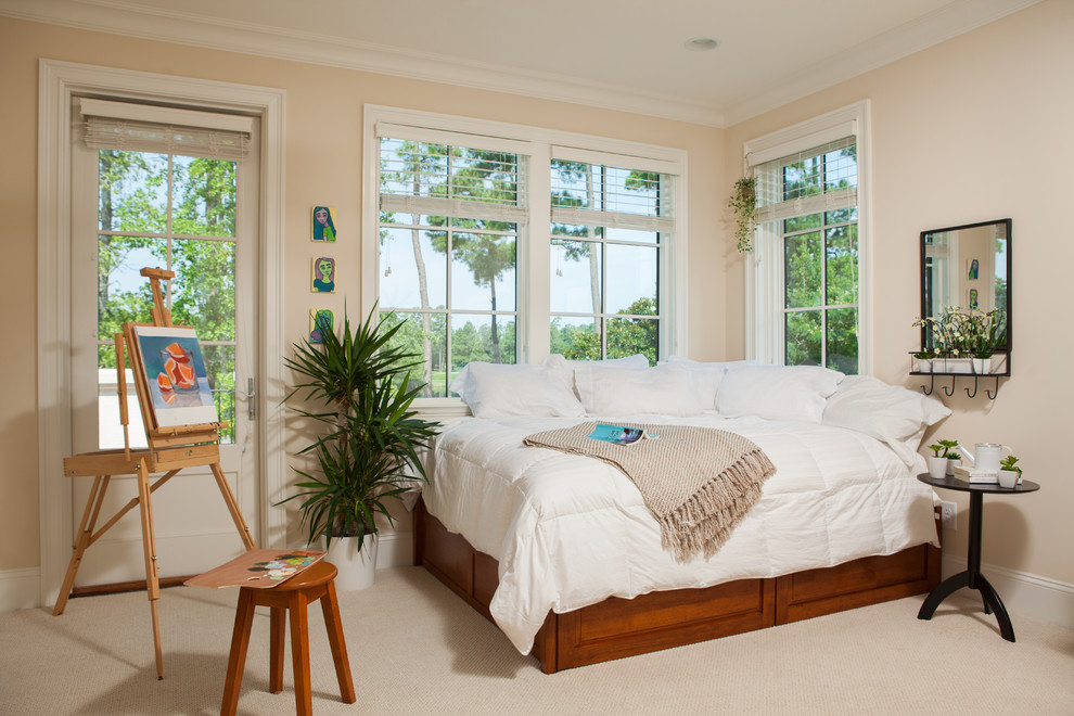 Immagine di una camera degli ospiti chic con pareti beige e moquette