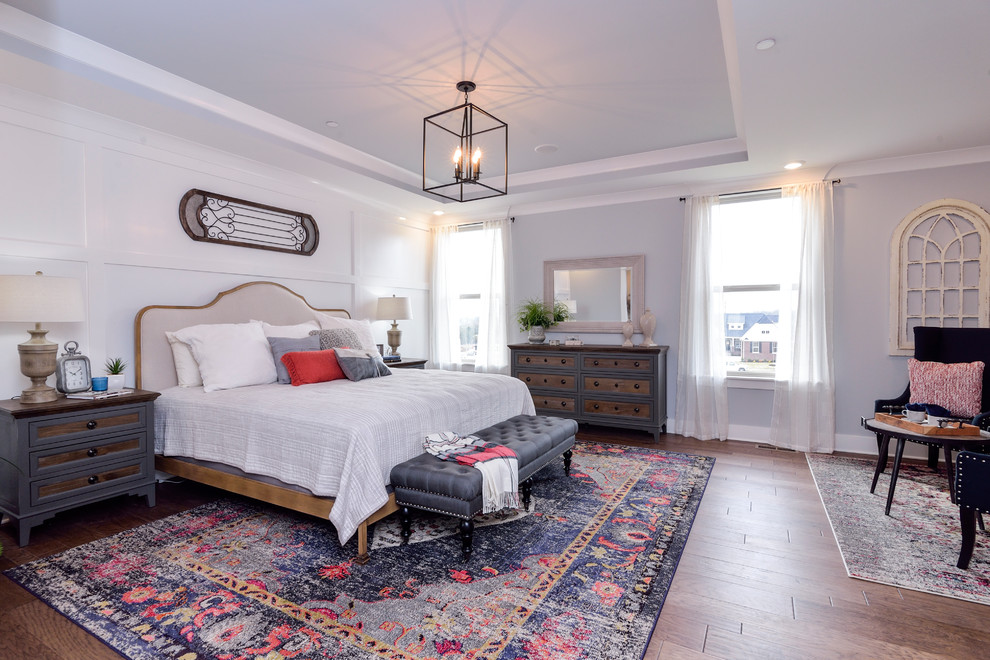 Landhausstil Hauptschlafzimmer mit brauner Wandfarbe, dunklem Holzboden und braunem Boden in St. Louis