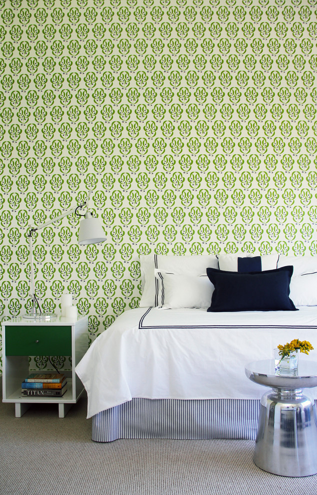 Foto de dormitorio contemporáneo de tamaño medio sin chimenea con paredes multicolor y moqueta