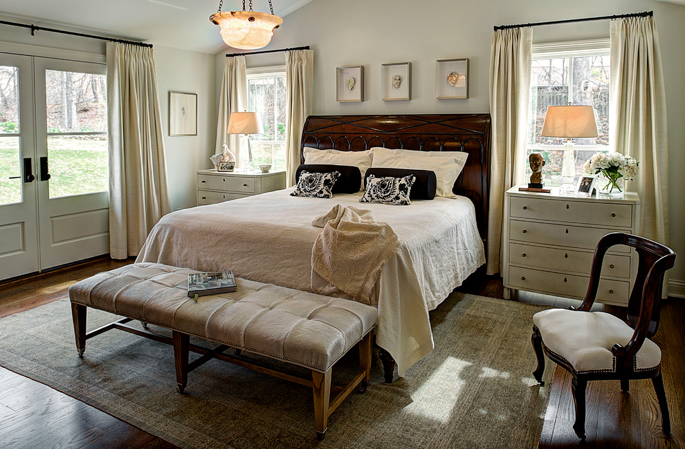 Ejemplo de dormitorio principal clásico grande sin chimenea con paredes grises y suelo de madera oscura