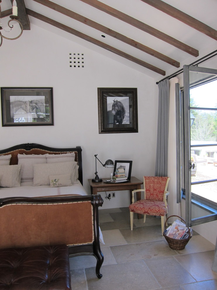 Foto di una camera da letto stile rurale con pareti bianche
