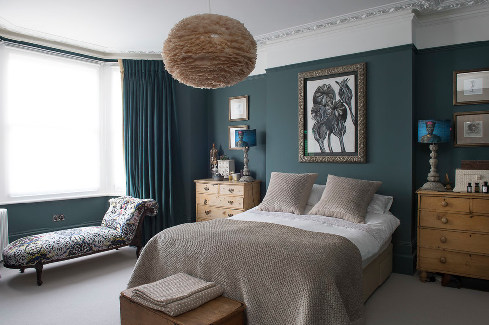 Immagine di una camera da letto boho chic con pareti blu, moquette, pavimento grigio e abbinamento di mobili antichi e moderni