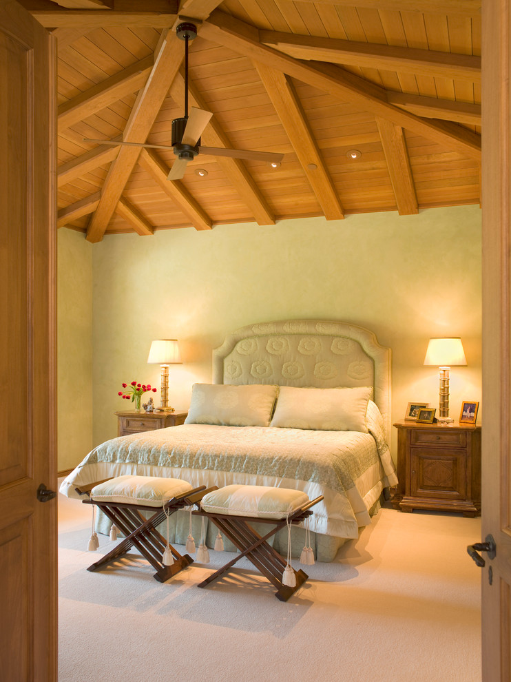 Ejemplo de dormitorio mediterráneo con paredes beige y moqueta