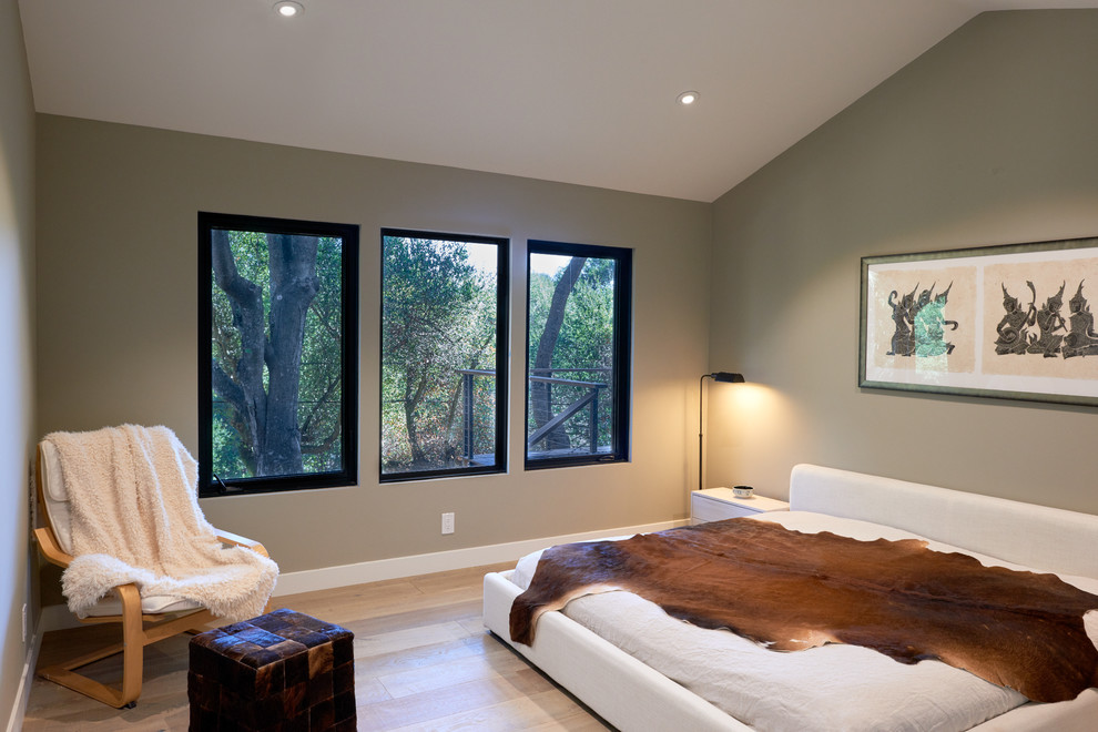 サンフランシスコにある中くらいなコンテンポラリースタイルのおしゃれな客用寝室 (ベージュの壁、淡色無垢フローリング、ベージュの床、暖炉なし)
