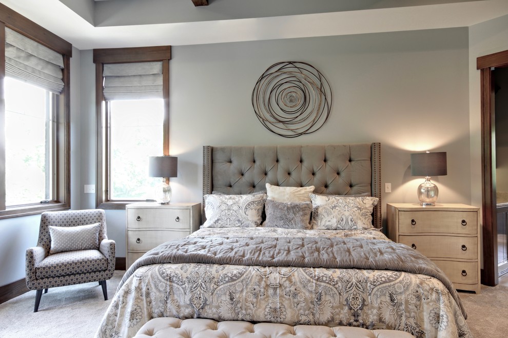 Exemple d'une chambre avec moquette chic avec un mur gris et un sol beige.