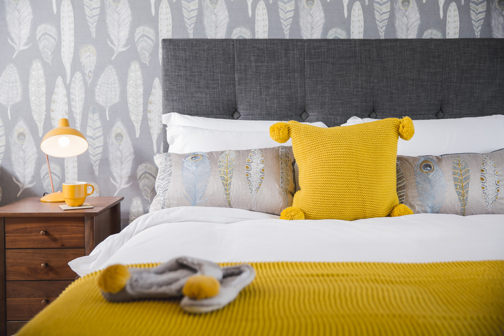 Imagen de dormitorio principal minimalista con paredes grises y moqueta