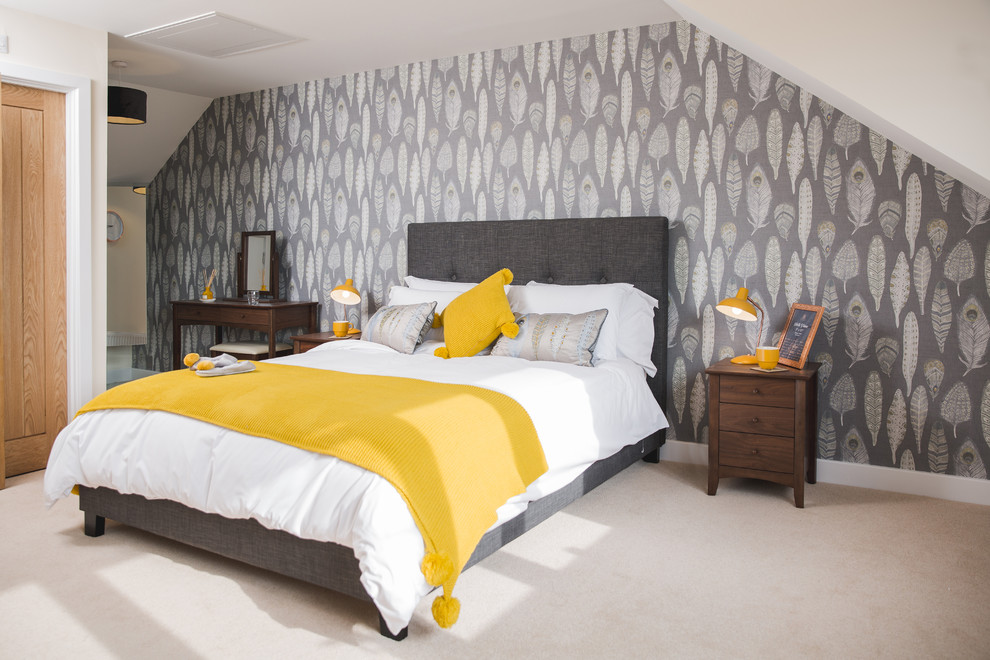 Cette image montre une chambre grise et jaune traditionnelle de taille moyenne avec un sol beige et un mur blanc.