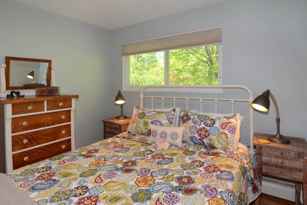 Свежая идея для дизайна: гостевая спальня среднего размера, (комната для гостей) в классическом стиле с синими стенами, паркетным полом среднего тона и коричневым полом без камина - отличное фото интерьера