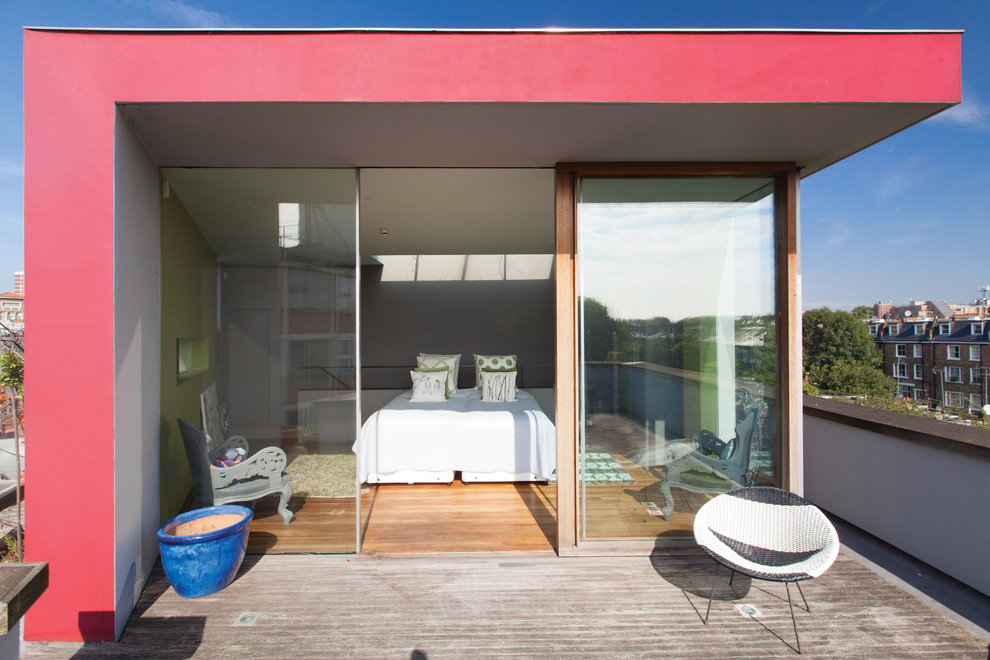 Свежая идея для дизайна: хозяйская спальня среднего размера в стиле фьюжн с разноцветными стенами и паркетным полом среднего тона - отличное фото интерьера