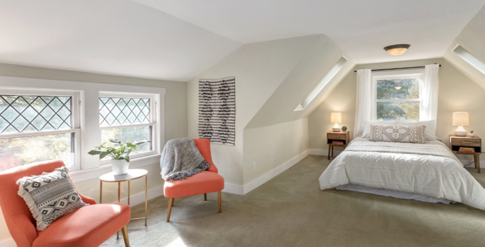 Идея дизайна: большая спальня на антресоли в стиле ретро с серыми стенами и ковровым покрытием без камина