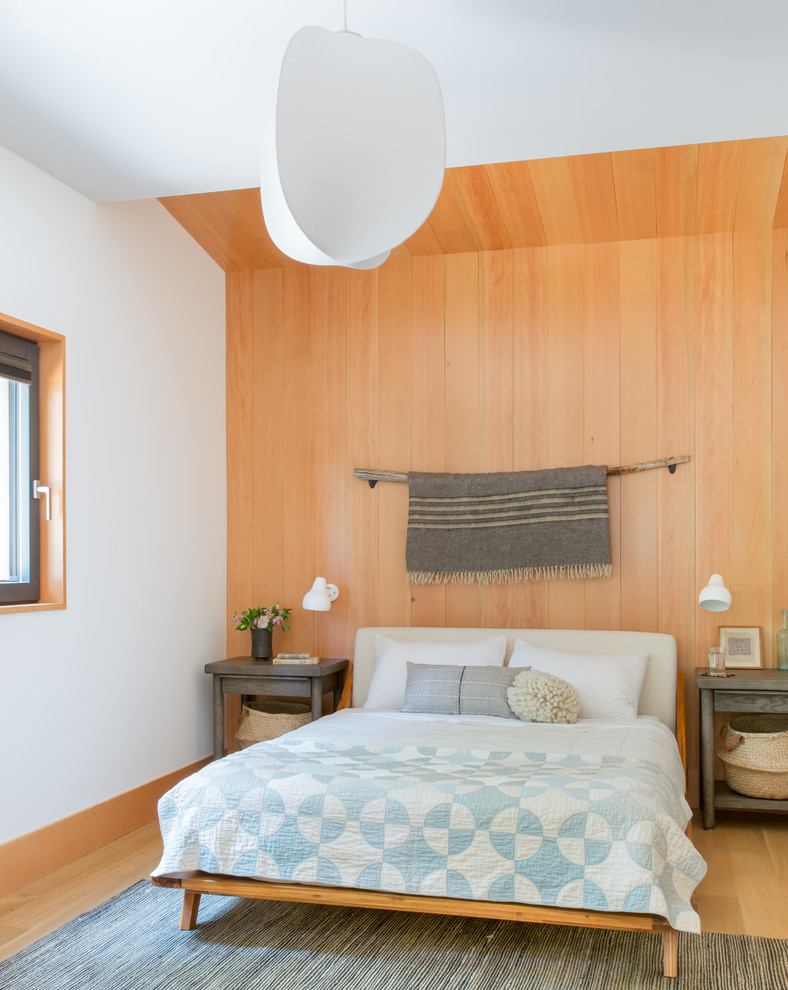 Idee per una camera da letto rustica con pareti bianche e parquet chiaro