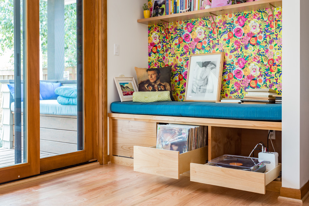 Ejemplo de dormitorio principal vintage con paredes blancas, suelo de madera clara, chimenea de doble cara y marco de chimenea de baldosas y/o azulejos